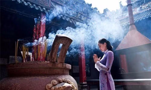 Khi đi chùa chiền, ta không nên cầu thân thể thoát đau ốm, bệnh tật - Ảnh minh họa: Internet.