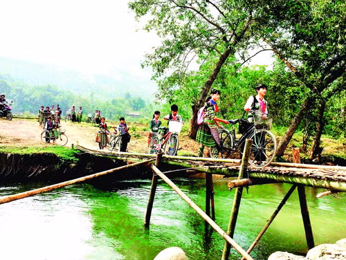 Hành trình xuống núi học chữ của học trò vùng cao thấm đẫm nỗi vất vả của cả thầy và trò Hành trình xuống núi học chữ của học trò vùng cao thấm đẫm nỗi vất vả của cả thầy và trò