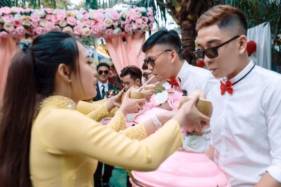 Đi hỏi vợ ở Bến Tre, chú rể bị bắt uống hết 100 quả dừa mới được vào nói chuyện với nhà gái