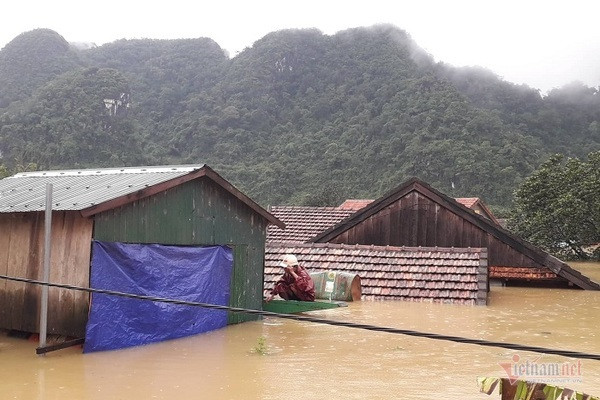 Nhà ngập đến nóc, người dân chuyển qua sống trong các nhà phao Nhờ sáng tạo này, dân Quảng Bình không phải lên núi trú ẩn khi lũ ập