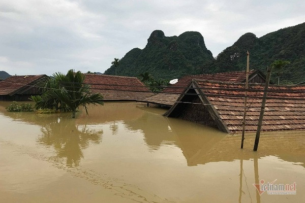 Mặc dù nước đã có dấu hiệu rút nhưng những ngôi nhà ở Tân Hóa vẫn ngập đến nóc. Nhờ sáng tạo này, dân Quảng Bình không phải lên núi trú ẩn khi lũ ập