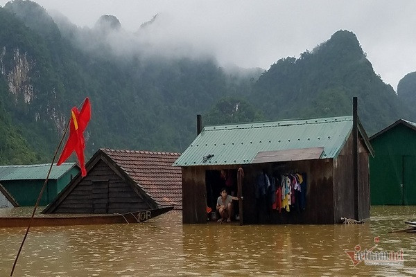 Em bé đứng trước cửa nhà chống lũ Nhờ sáng tạo này, dân Quảng Bình không phải lên núi trú ẩn khi lũ ập