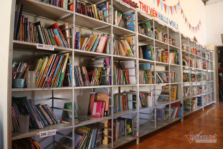 Thư viện sách có tên Hallo World. 3 người đàn ông góp sức mở thư viện hàng nghìn cuốn sách cho học sinh nghèo