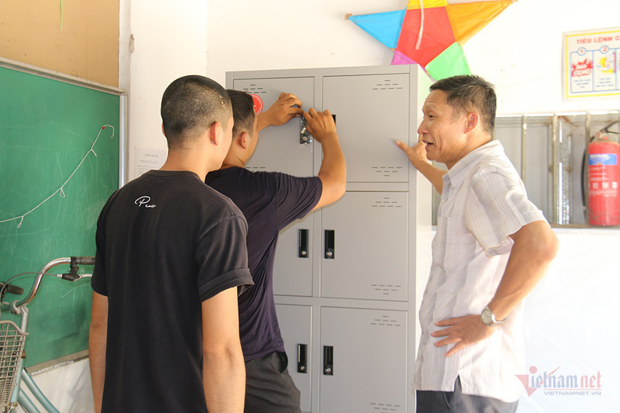 Những người đàn ông đóng thêm tủ sách mới cho thư viện. 3 người đàn ông góp sức mở thư viện hàng nghìn cuốn sách cho học sinh nghèo