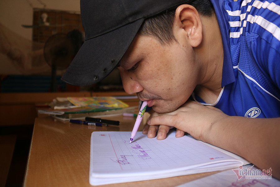 Anh Trường, "thầy giáo" viết bằng miệng. 3 người đàn ông góp sức mở thư viện hàng nghìn cuốn sách cho học sinh nghèo