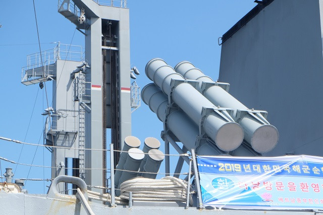 Tàu được trang bị khí tài và hệ thống radar hiện đại.