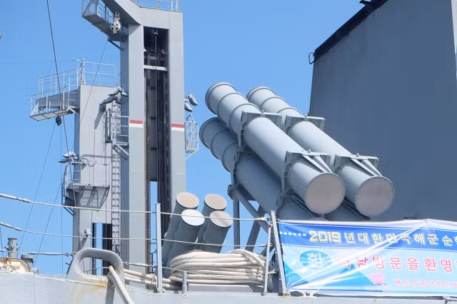 Tàu được trang bị khí tài và hệ thống radar hiện đại.