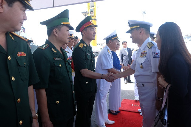 Đại diện Sở Ngoại vụ Đà Nẵng, Cục Đối ngoại (Bộ Quốc phòng), Vùng 3 Hải quân,... đã ra đón đoàn.