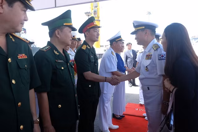 Đại diện Sở Ngoại vụ Đà Nẵng, Cục Đối ngoại (Bộ Quốc phòng), Vùng 3 Hải quân,... đã ra đón đoàn.