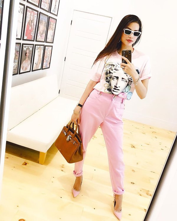 Phạm Hương đơn giản năng động với quần jean và áo sơmi ảnh 4 khong con vay ao dinh ket lua la, pham huong don gian nang dong voi quan jean va ao somi - 5