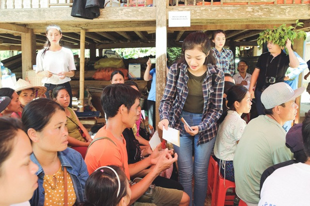 Mong muốn lan tỏa yêu thương, đoàn đã chia sẻ với những nỗi lo lắng của người dân.