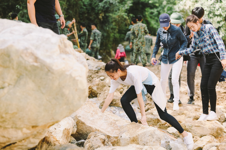 Không ngại đường sạt lở khó đi, các nàng hậu mong muốn được chia sẻ với những mất mát của người dân Thanh Hóa.