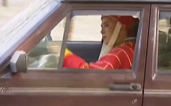 Khi không có cảnh quay, Đường Tăng cũng phải phụ giúp đoàn phim như mọi nhân viên hậu trường khác, trong đó có cả việc lái ô tô chở đồ.