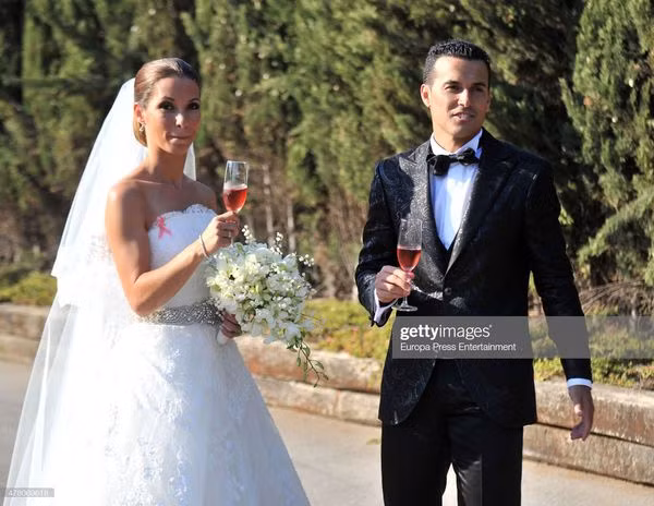 Bên phía Chelsea, tiền đạo Pedro cũng có cô vợ xinh không kém.