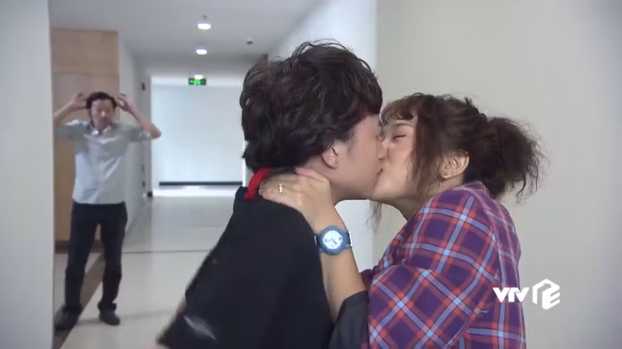 Cảnh Dương hôn đồng tính trong Về nhà đi con ngoại truyện.