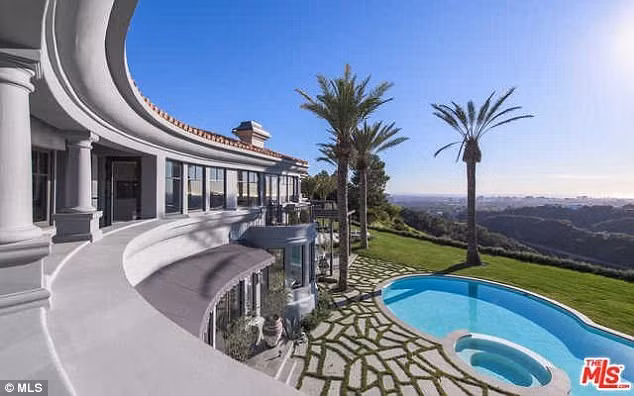 Ngôi nhà có vườn rộng 1,4 mẫu của tỷ phú trẻ nhất thế giới.