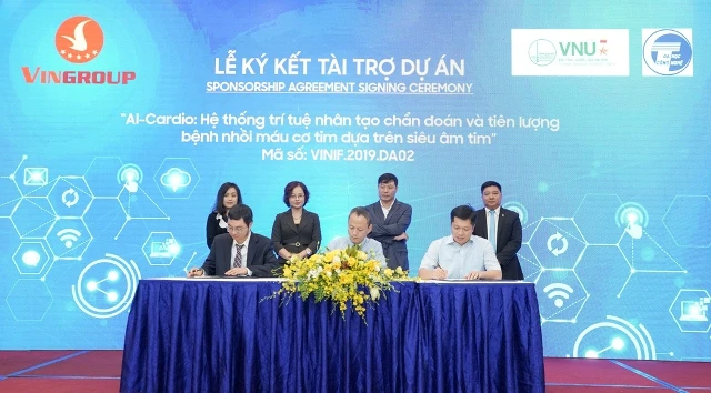 Đại diện VINIF ký kết với các nhà khoa học.