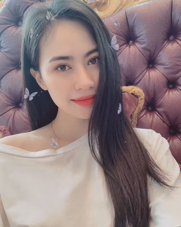 Bạn gái "tin đồn" mới của Quang Hải "ăn đứt" Nhật Lê bởi thần thái sang chảnh, gợi cảm ảnh 9 Bạn gái tin đồn mới của Quang Hải: Gương mặt già dặn nhưng ăn đứt Nhật Lê bởi body nóng bỏng, thần thái sang chảnh ảnh 10