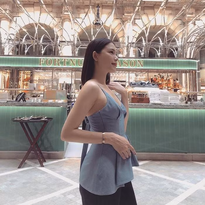 Bạn gái tin đồn của thiếu gia Phillip Nguyễn sang chảnh, xách túi hơn 2.600 USD ảnh 1