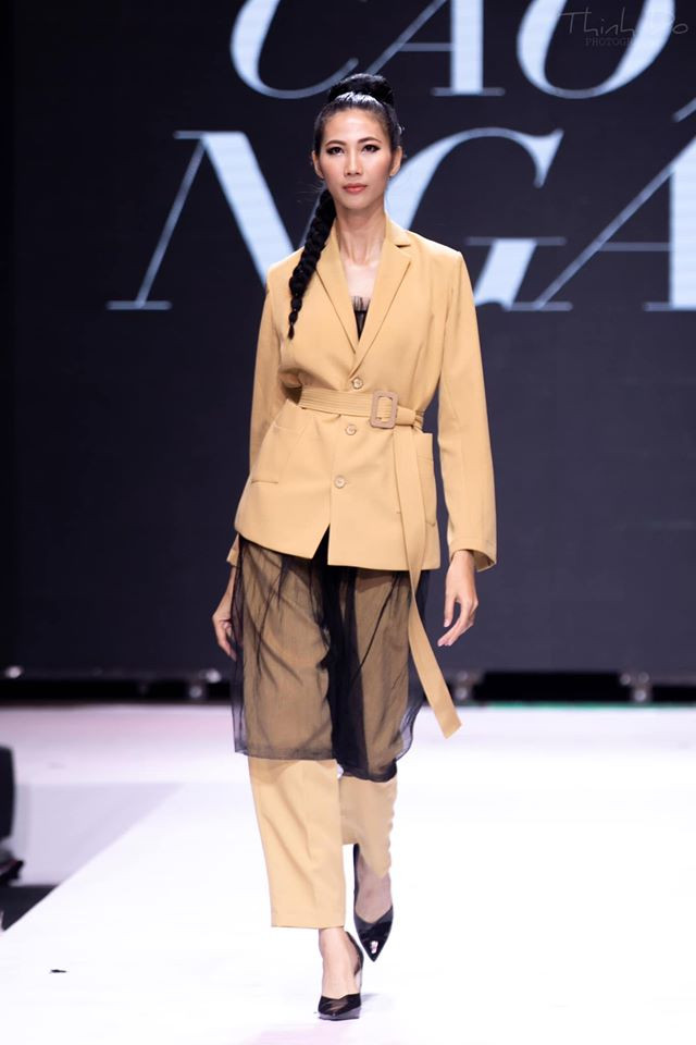 Hết thời gầy như zombie, Cao Ngân tái xuất với thần thái khó ai bì kịp ảnh 2 Hết thời gầy như zombie, Cao Ngân tái xuất với thần thái khó ai bì kịp khi catwalk ở VNTM 2019-2