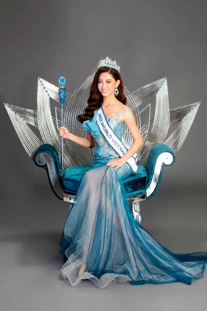 Hoa hậu Lương Thùy Linh xuất hiện cùng quyền trượng và ghế đăng quang