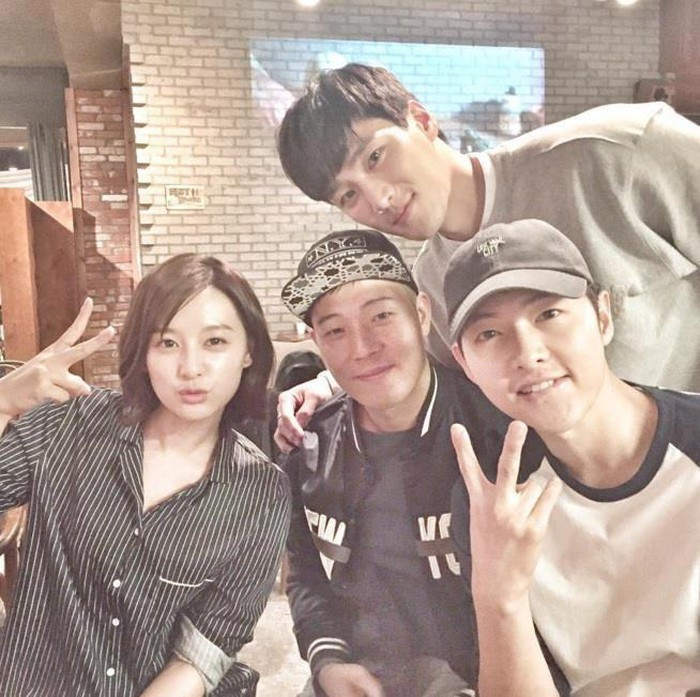 Góp mặt chung với "người tình tin đồn" trong bộ ảnh mới, Song Joong Ki thể hiện động thái lạ ảnh 4 Góp mặt chung với "người tình tin đồn" trong bộ ảnh mới, Song Joong Ki thể hiện động thái lạ ảnh 4