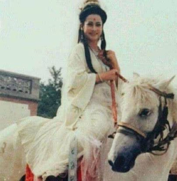 Chùm ảnh hậu trường cực quý hiếm của Tây Du Ký 1986: "Sư phụ" ngồi ô tô, Quan Âm Bồ Tát cưỡi ngựa ảnh 6 Empty