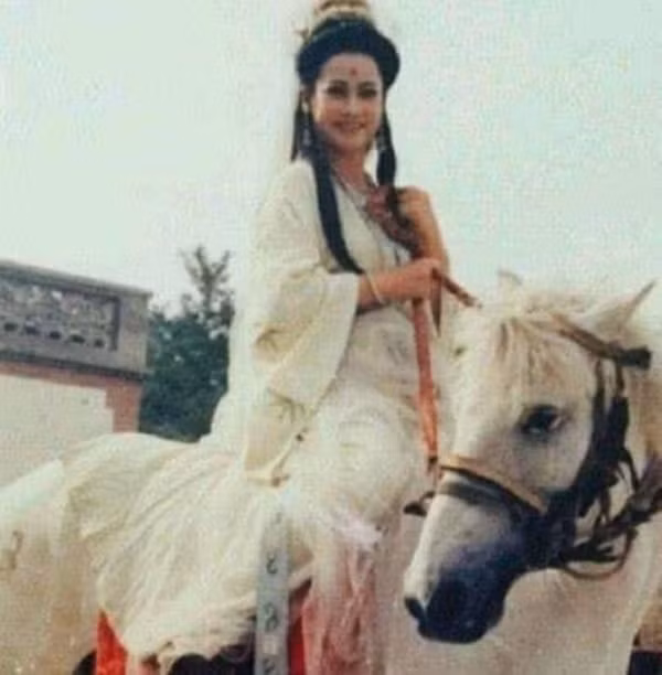 Chùm ảnh hậu trường cực quý hiếm của Tây Du Ký 1986: "Sư phụ" ngồi ô tô, Quan Âm Bồ Tát cưỡi ngựa ảnh 6 Empty