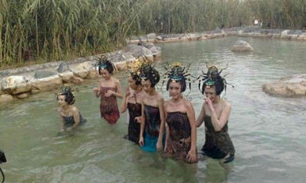 Chùm ảnh hậu trường cực quý hiếm của Tây Du Ký 1986: "Sư phụ" ngồi ô tô, Quan Âm Bồ Tát cưỡi ngựa ảnh 4 Empty