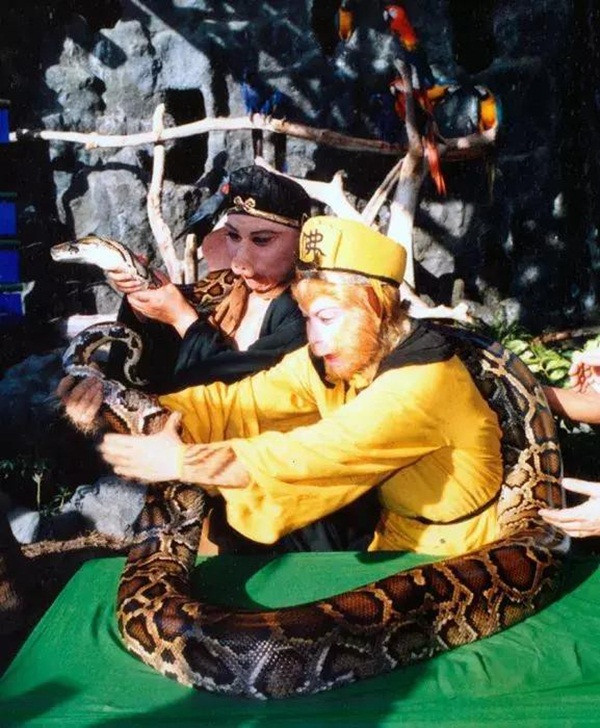 Chùm ảnh hậu trường cực quý hiếm của Tây Du Ký 1986: "Sư phụ" ngồi ô tô, Quan Âm Bồ Tát cưỡi ngựa ảnh 7 Empty