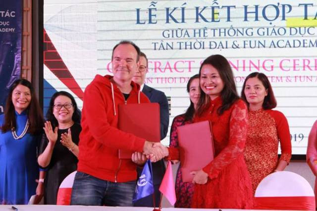 Tỷ phú Peter Vesterbackavà bà Phạm Thị Lam đại diện cho hai đơn vị ký kết hợp tác.