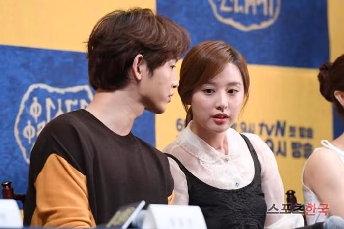 Góp mặt chung với "người tình tin đồn" trong bộ ảnh mới, Song Joong Ki thể hiện động thái lạ ảnh 5 Góp mặt chung với "người tình tin đồn" trong bộ ảnh mới, Song Joong Ki thể hiện động thái lạ ảnh 5