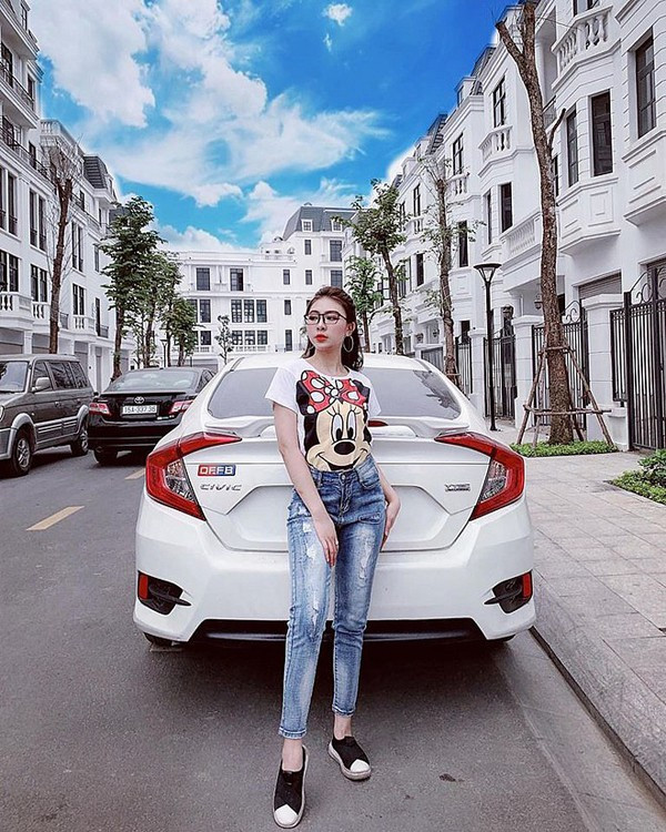 Nhan sắc nữ diễn viên 10X chỉ thấy lưng không thấy mặt xuất hiện 3s trong Về nhà đi con - Ảnh 9. Nhan sắc nữ diễn viên 10X chỉ thấy lưng không thấy mặt xuất hiện 3s trong Về nhà đi con - Ảnh 9.