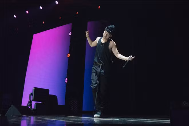 Người hâm mộ lại càng mong chờ Sơn Tùng sớm cởi áo khoe body trong một ngày gần nhất.