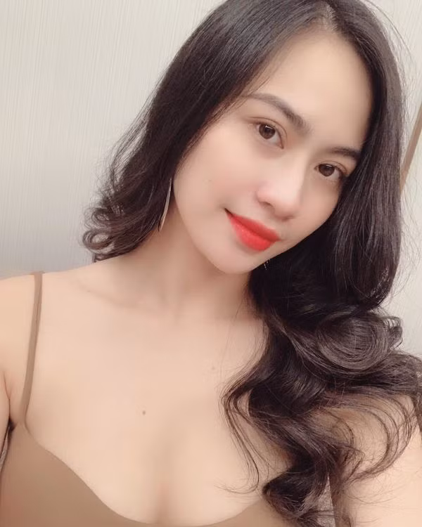 Bạn gái "tin đồn" mới của Quang Hải "ăn đứt" Nhật Lê bởi thần thái sang chảnh, gợi cảm ảnh 12 Bạn gái tin đồn mới của Quang Hải: Gương mặt già dặn nhưng ăn đứt Nhật Lê bởi body nóng bỏng, thần thái sang chảnh ảnh 13