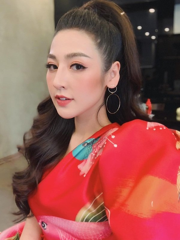 Xuất hiện với gương mặt khác lạ, Á hậu Tú Anh vướng nghi vấn phẫu thuật thẩm mỹ ảnh 3 Xuất hiện với gương mặt khác lạ, Á hậu Tú Anh vướng nghi vấn phẫu thuật thẩm mỹ