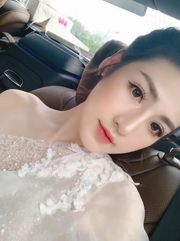 Xuất hiện với gương mặt khác lạ, Á hậu Tú Anh vướng nghi vấn phẫu thuật thẩm mỹ ảnh 5 Xuất hiện với gương mặt khác lạ, Á hậu Tú Anh vướng nghi vấn phẫu thuật thẩm mỹ
