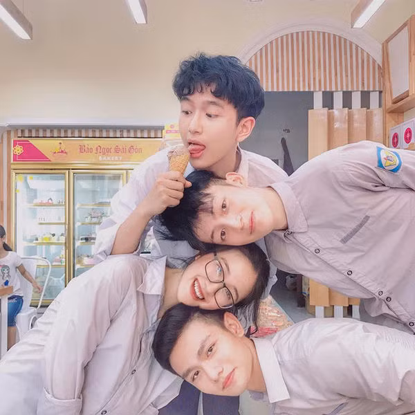 Hội bạn 4 người học tại THPT Chuyên Phan Bội Châu.