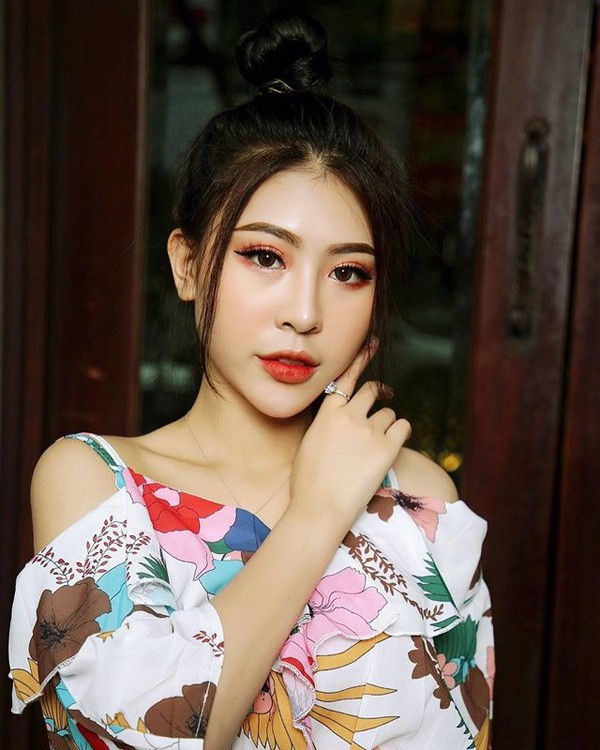 Nhan sắc nữ diễn viên 10X chỉ thấy lưng không thấy mặt xuất hiện 3s trong Về nhà đi con - Ảnh 4. Nhan sắc nữ diễn viên 10X chỉ thấy lưng không thấy mặt xuất hiện 3s trong Về nhà đi con - Ảnh 4.