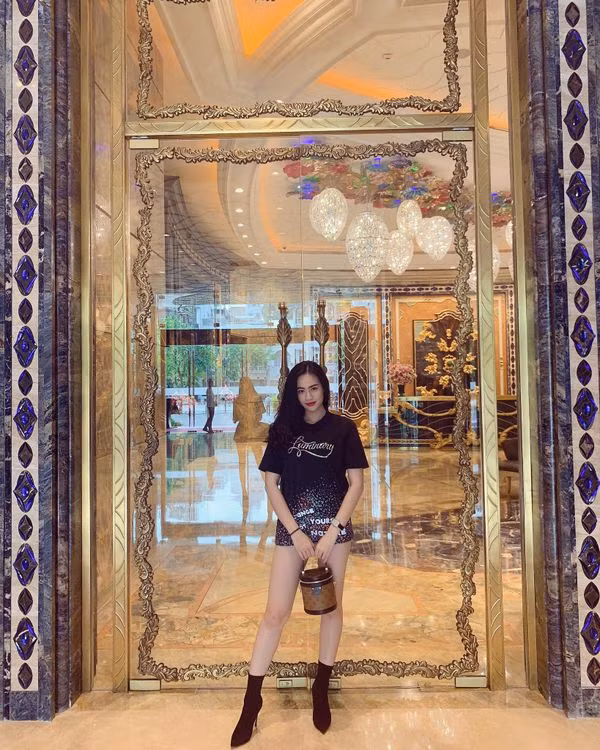 Bạn gái "tin đồn" mới của Quang Hải "ăn đứt" Nhật Lê bởi thần thái sang chảnh, gợi cảm ảnh 10 Bạn gái tin đồn mới của Quang Hải: Gương mặt già dặn nhưng ăn đứt Nhật Lê bởi body nóng bỏng, thần thái sang chảnh ảnh 11