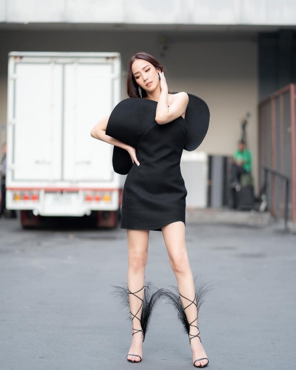 Ngoài mỹ nhân ""Chiếc lá bay"", đây là những người đẹp có gu thời trang chất ngất của Thái Lan ảnh 21 Ngoài mỹ nhân