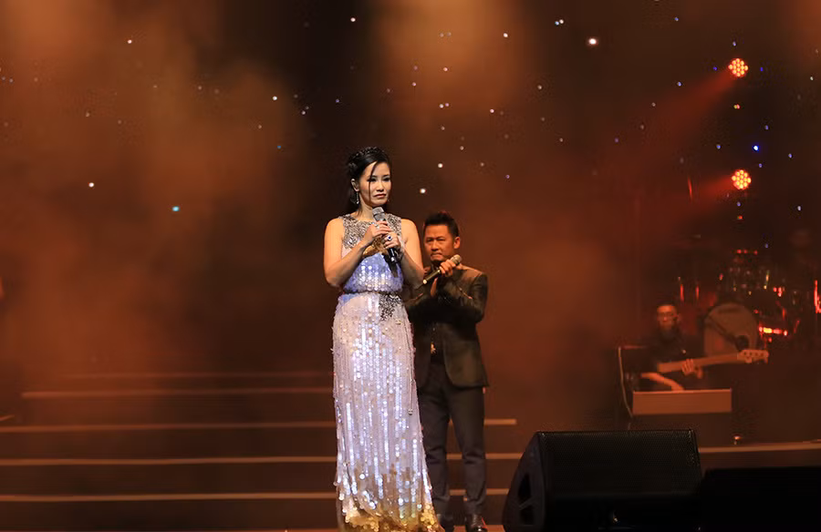 Hồng Nhung tâm sự trong đêm nhạc Nơi mùa thu bắt đầu.