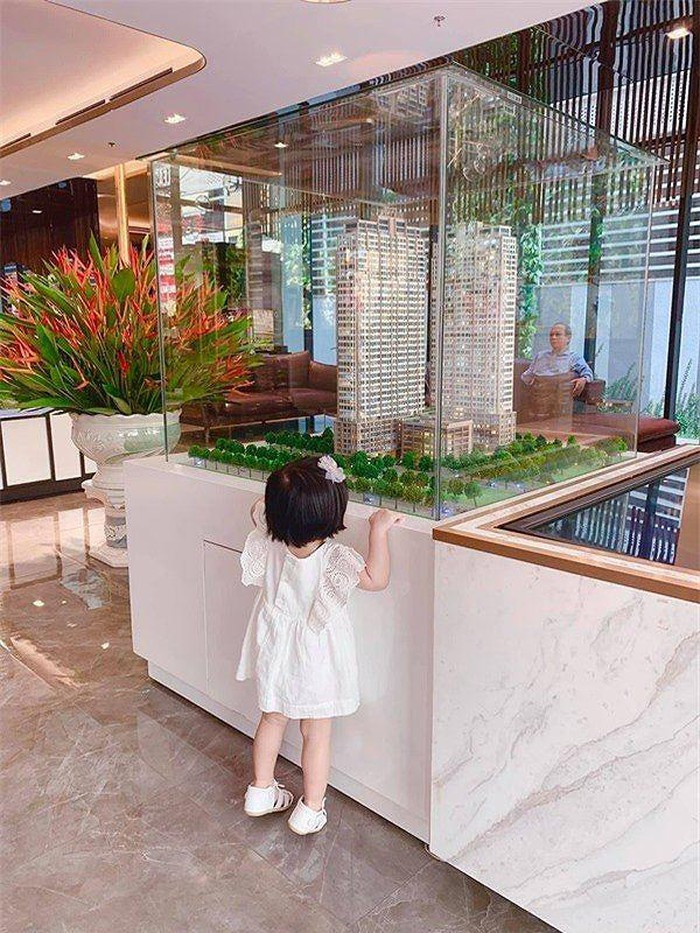 Hoa hậu Thu Thảo khoe ảnh con gái "ngọt ngào" như viên kẹo xinh ảnh 1 Hoa hậu Thu Thảo khoe ảnh con gái "ngọt ngào" như viên kẹo xinh ảnh 1