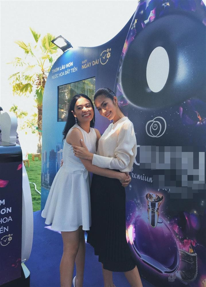 Nổi tiếng xinh đẹp, ai ngờ Hoàng Thùy Linh phải chịu lép vế khi đứng cạnh người này ảnh 1 Nổi tiếng xinh đẹp, ai ngờ Hoàng Thùy Linh phải chịu cảnh lép vế khi đứng cạnh gái hai con Tăng Thanh Hà-1