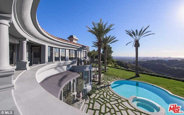 Lâu đài triệu đô cực sang chảnh của nữ tỷ phú trẻ nhất thế giới ảnh 2 Lâu đài triệu đô cực chảnh của cô nàng tỷ phú trẻ nhất thế giới