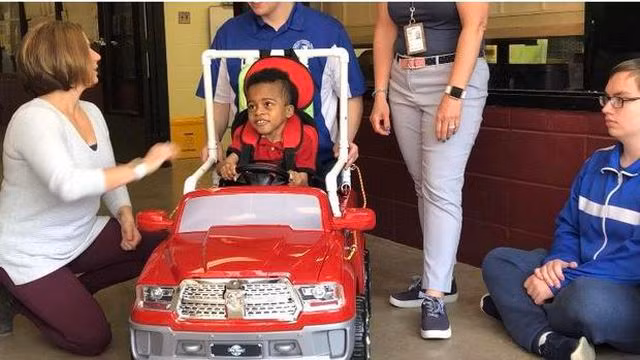 Sinh viên ngành STEM chế tạo xe điện miễn phí cho trẻ khuyết tật - 2