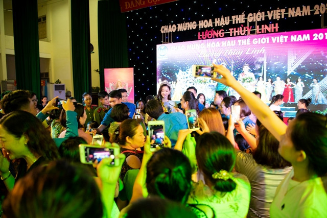 Về thăm quê, hoa hậu Lương Thùy Linh vỡ òa hạnh phúc vì được chào đón ảnh 1 Về thăm quê, hoa hậu Lương Thùy Linh vỡ òa hạnh phúc vì được chào đón ảnh 1