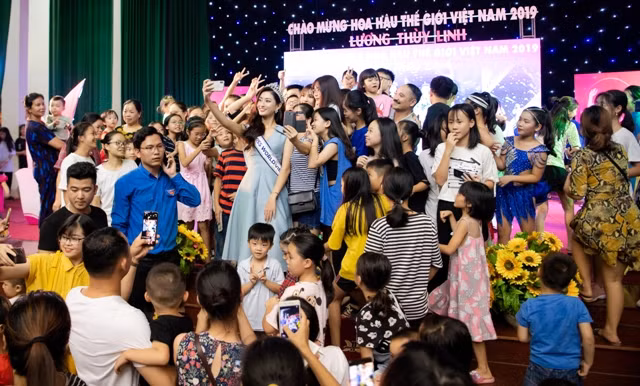 Sự cuồng nhiệt và ủng hộ mà khán giả dành cho Tân hoa hậu Lương Thùy Linh tại quê nhà Cao Bằng.