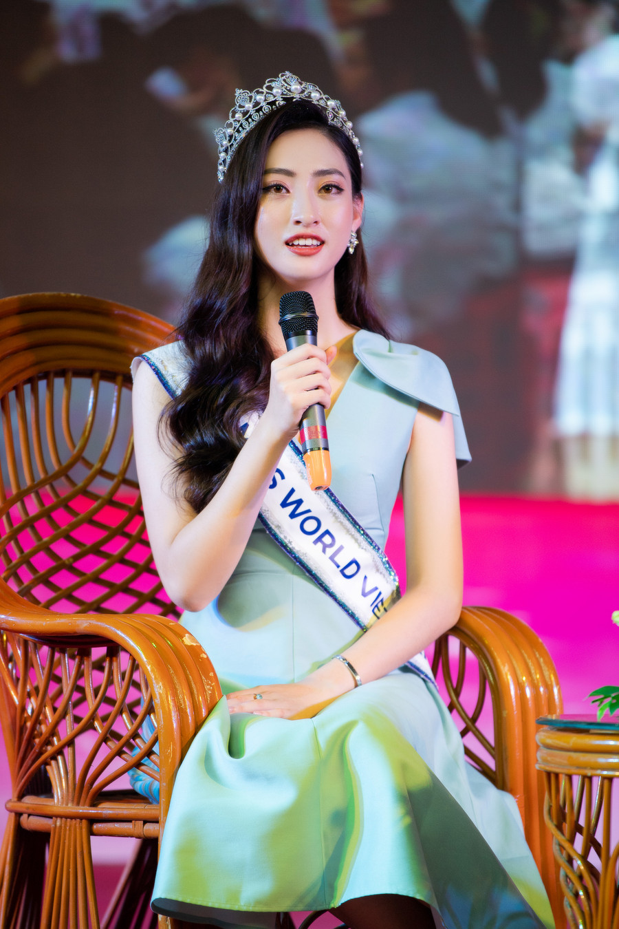 Về thăm quê, hoa hậu Lương Thùy Linh vỡ òa hạnh phúc vì được chào đón ảnh 4 Về thăm quê, hoa hậu Lương Thùy Linh vỡ òa hạnh phúc vì được chào đón ảnh 4