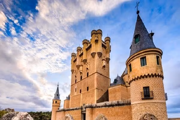 Các lâu đài hoành tráng nhất thế giới ẩn giấu những bí mật ít người biết